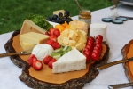 Käse auf Holzbrett serviert