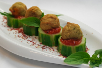 Falaffelbaellchen_auf_Bruscetta_im_Gurkennest