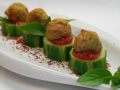 Falaffelbaellchen_auf_Bruscetta_im_Gurkennest